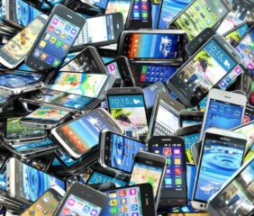 Ezt teheti a mobilja lehallgatása ellen, de nem Orbán Viktor módszere a legjobb