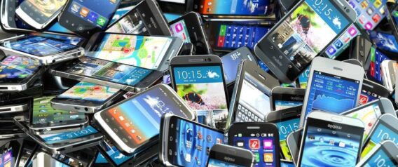 Ezt teheti a mobilja lehallgatása ellen, de nem Orbán Viktor módszere a legjobb