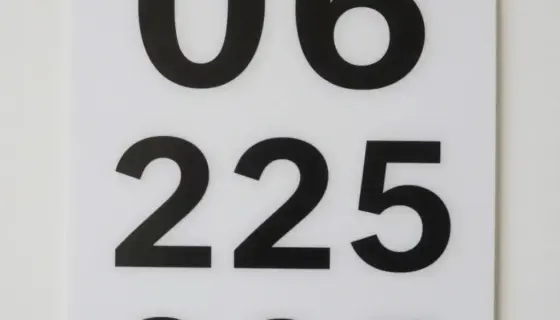 A clear, professional image showing a white emergency assistance line number "06 80 225 225" displayed prominently on a clean background, suitable for a public service announcement, with a calm and trustworthy atmosphere