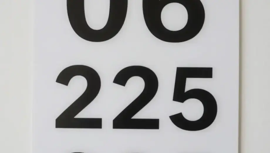 A clear, professional image showing a white emergency assistance line number "06 80 225 225" displayed prominently on a clean background, suitable for a public service announcement, with a calm and trustworthy atmosphere