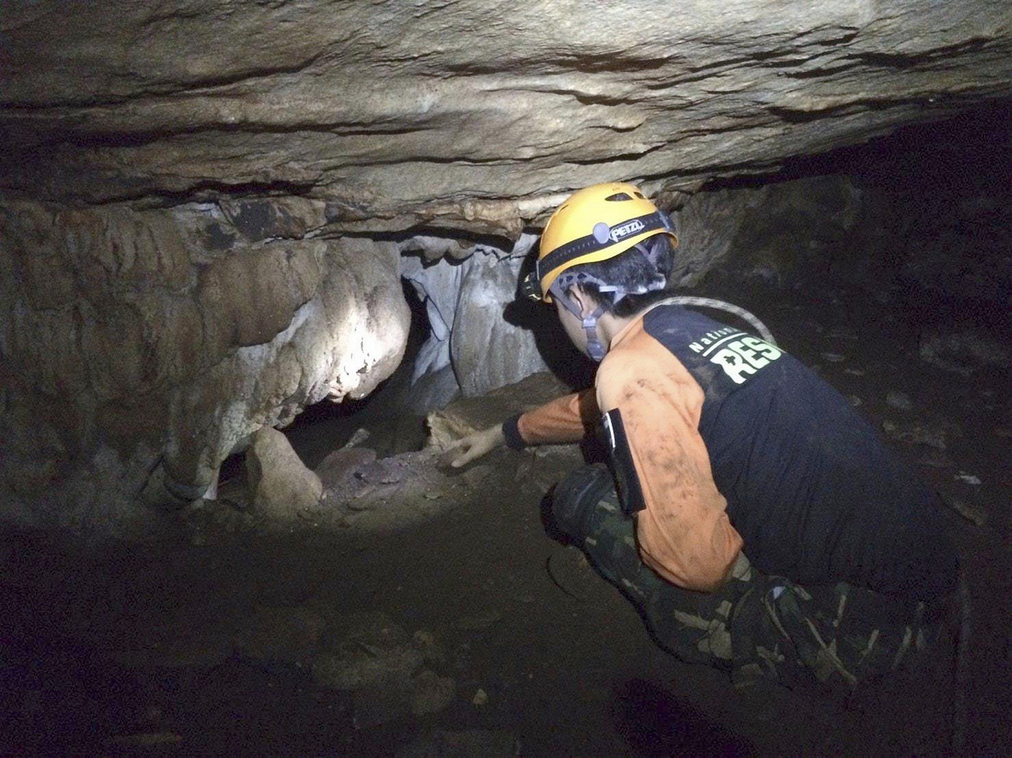 Какую вещь бекки нашли спасатели в пещере. Спасательная операция в пещере Тхамлуангнангнон. Спасательная операция в Тайланде в пещере. Спасение мальчиков из пещеры в Таиланде. Пещера для детей.