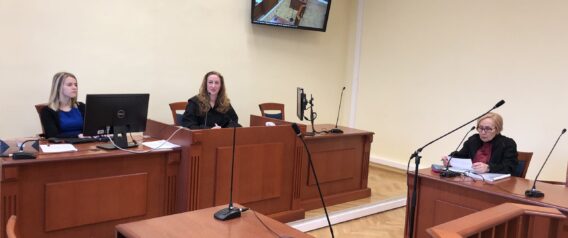 Amikor a bírónő átvedlik ügyvédnek – önhibával mentené az adósságot halmozó alperest