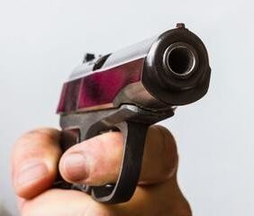 „Kiveszem a pisztolyom, oszt szájba lőlek” – Őrjöngve fenyegetőzött a büntetőfékezős autós Budapesten