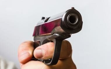 „Kiveszem a pisztolyom, oszt szájba lőlek” – Őrjöngve fenyegetőzött a büntetőfékezős autós Budapesten