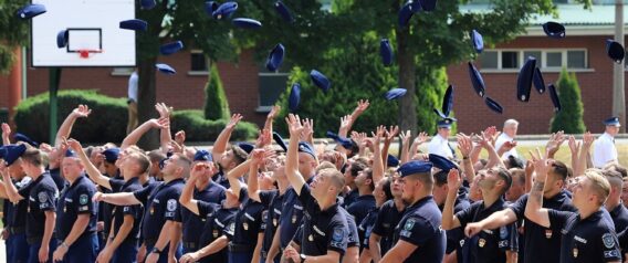 „Ha valaki meg akar élni, kénytelen másodállást vállalni” – interjú a rendőrszakszervezet vezetőivel