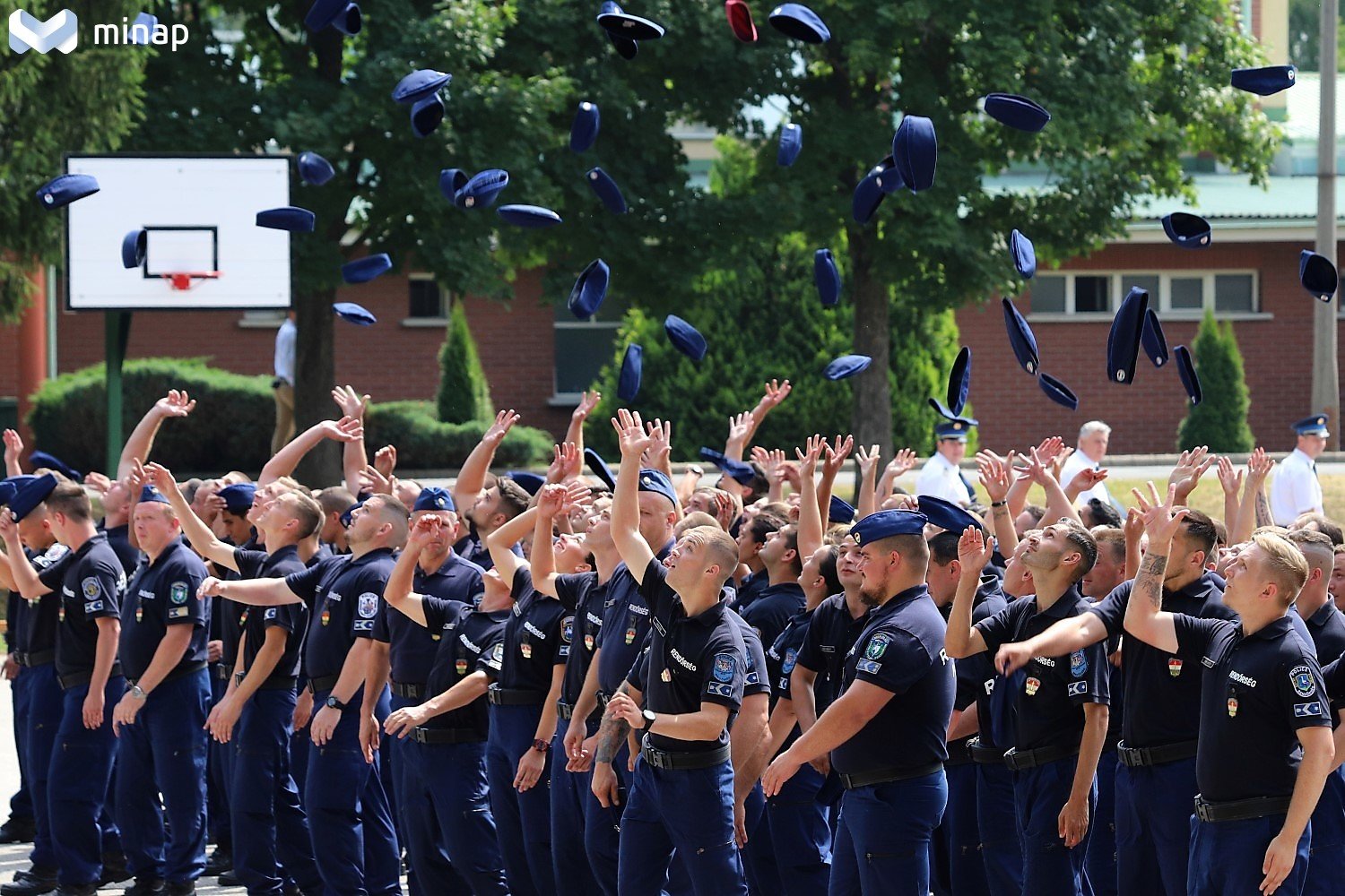 „Ha valaki meg akar élni, kénytelen másodállást vállalni” – interjú a rendőrszakszervezet vezetőivel