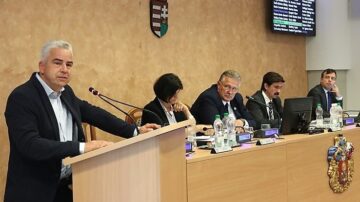 MEGSZAVAZTA A KÖZGYŰLÉS A LAKÁSRENDELETET, ÉS JÖHETNEK AZ ÚJ ELEKTROMOS BUSZOK IS