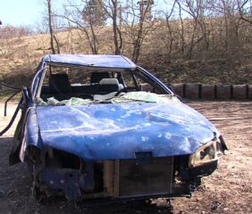 Különleges roncsautó-installáció került ki a 37-es út mellé﻿