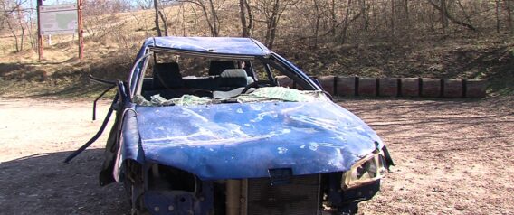 Különleges roncsautó-installáció került ki a 37-es út mellé﻿