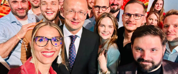 Kiszivárgott, kik kaptak diplomata-útlevelet, Orbán Viktor barátja mellett több érdekes név is van a listán – a szolgálati passport sem volt kutya – nekünk csak ilyen jutott