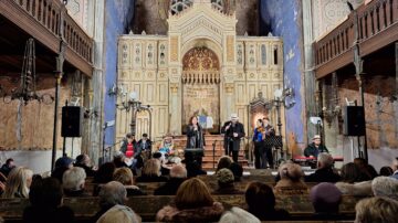 Teletaps és vidám vonatozás a miskolci zsinagógában – hanukai koncertet ajándékozott nekünk a SabathSong Klezmer Band- megjöttek Kerényi László profi képei