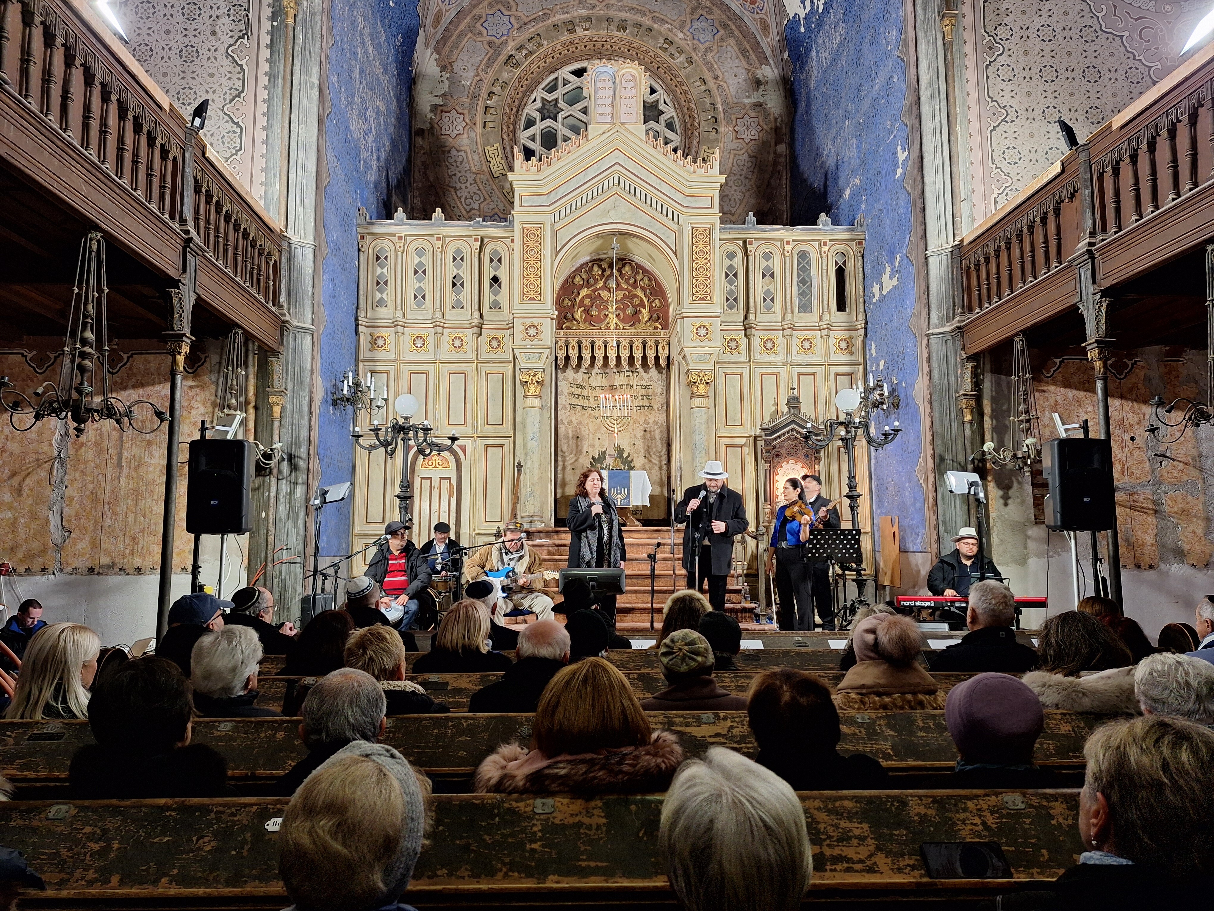Teletaps és vidám vonatozás a miskolci zsinagógában – hanukai koncertet ajándékozott nekünk a SabathSong Klezmer Band- megjöttek Kerényi László profi képei