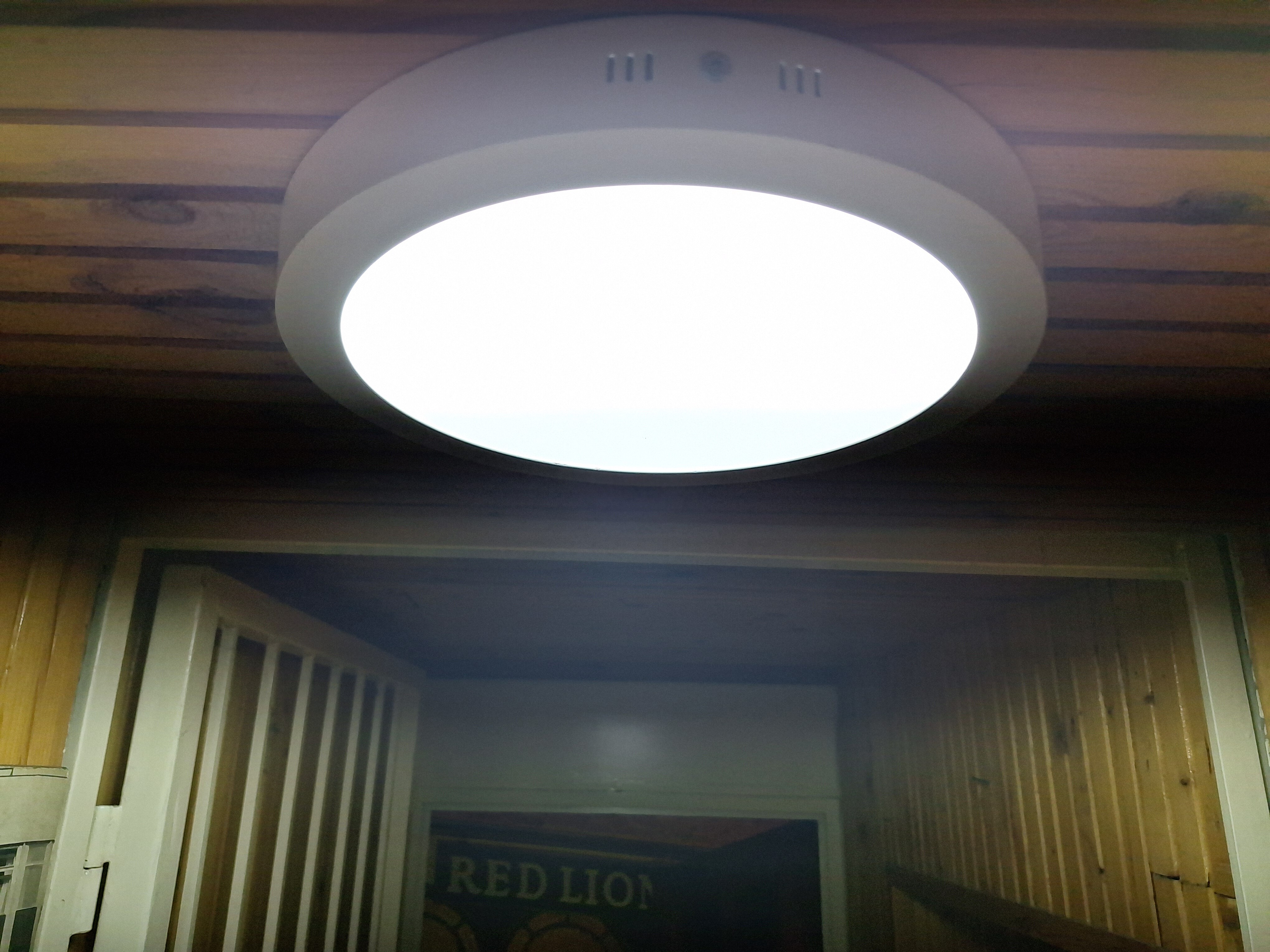 Villanyszerelő kerestetik – kínai ufo lámpákat kellene lecserélni