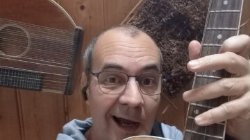 Macska a májusi háztetőn –  Szegedi Lacika hezitál – nem tud dönteni a sztetoszkóp és a számítógép között – ír és csak ír…..