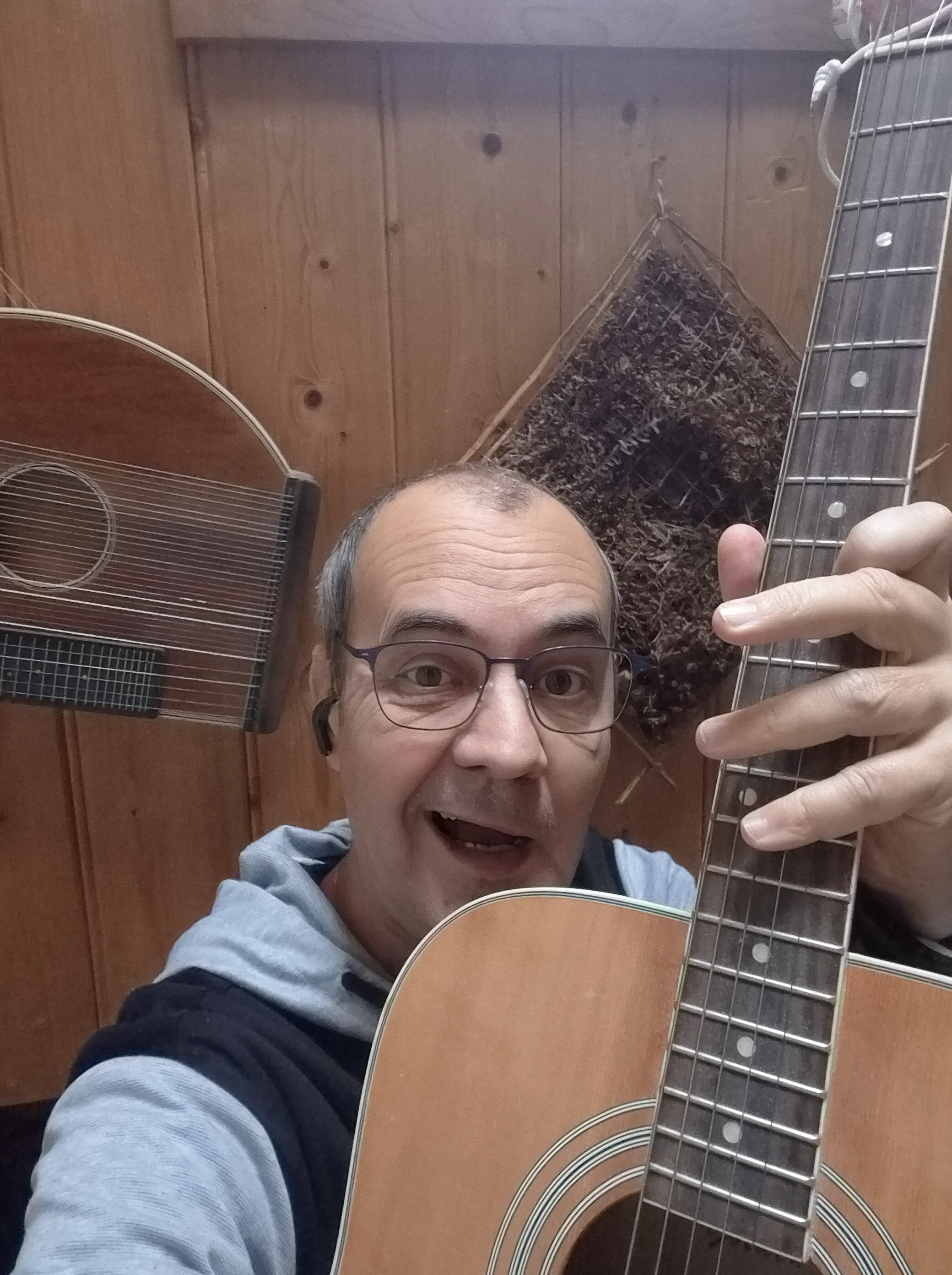 Macska a májusi háztetőn –  Szegedi Lacika hezitál – nem tud dönteni a sztetoszkóp és a számítógép között – ír és csak ír…..