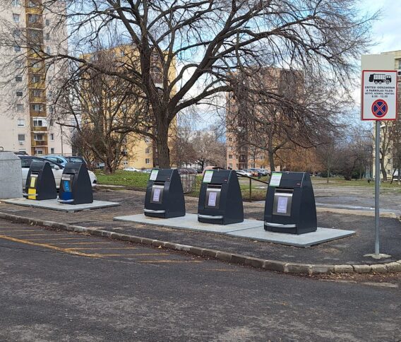 Most láttam ilyet először – Miskolcon –  földalatti hulladéktároló – egyszer csak eltünnek a kukás ketrecek