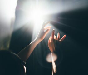 Halottal álmodni: ezért térhet vissza álmodban az, akit már elveszítettél