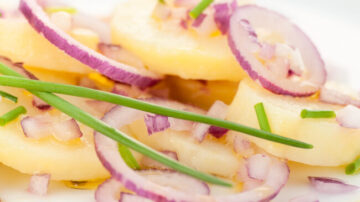 Így készítem a bécsi burgonyasalátát. Egy kedves osztrák háziasszonytól kaptam a receptet