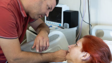 Szabadtéri fotókiállítás a betegeket segítő családtagokról