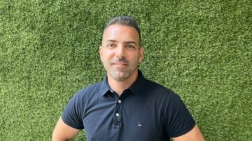 A Hit Gyülekezete lapja 20 éves fotóval támadja a Tisza Párt szóvivőjét – Tárkányi Zsolt szerint nem náci karlendítés látható a képen