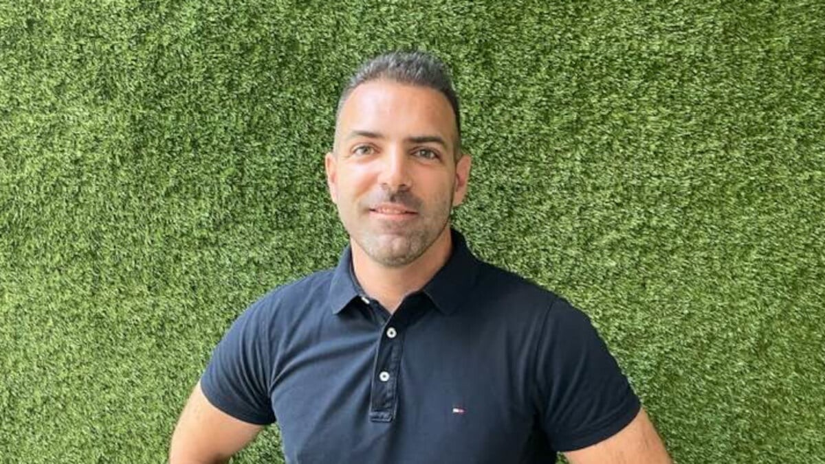 A Hit Gyülekezete lapja 20 éves fotóval támadja a Tisza Párt szóvivőjét – Tárkányi Zsolt szerint nem náci karlendítés látható a képen