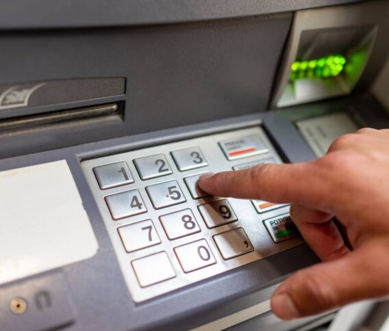 Így vehetsz fel készpénzt bankkártya nélkül – sokan nem tudnak róla, pedig meglepően egyszerű