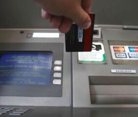 Lenyelte az Erste automata a bankkártyámat -kitéríti meg a káromat – számomra nagyon kockázatos ez az utcasarok