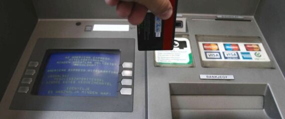 Lenyelte az Erste automata a bankkártyámat -kitéríti meg a káromat – számomra nagyon kockázatos ez az utcasarok