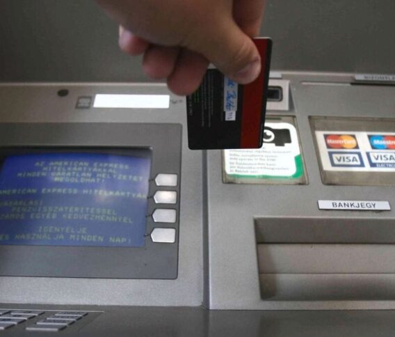 Lenyelte az Erste automata a bankkártyámat -kitéríti meg a káromat – számomra nagyon kockázatos ez az utcasarok