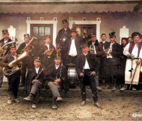 Rezes banda bilincsben  – a címkép csak illusztráció