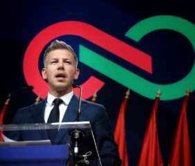 Magyar Péter: Elvárom a báboktól, hogy vállalják a személyes és szakmai felelősséget – élőben a leendő miniszterelnök nemzetközi sajtótájékoztatójáról