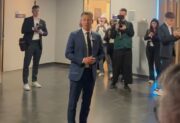 Taps fogadta Magyar Pétert az MTVA folyosóján – itt a videó