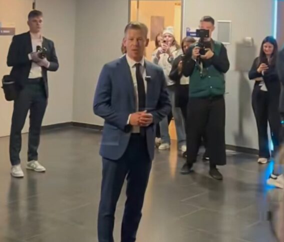 Taps fogadta Magyar Pétert az MTVA folyosóján – itt a videó