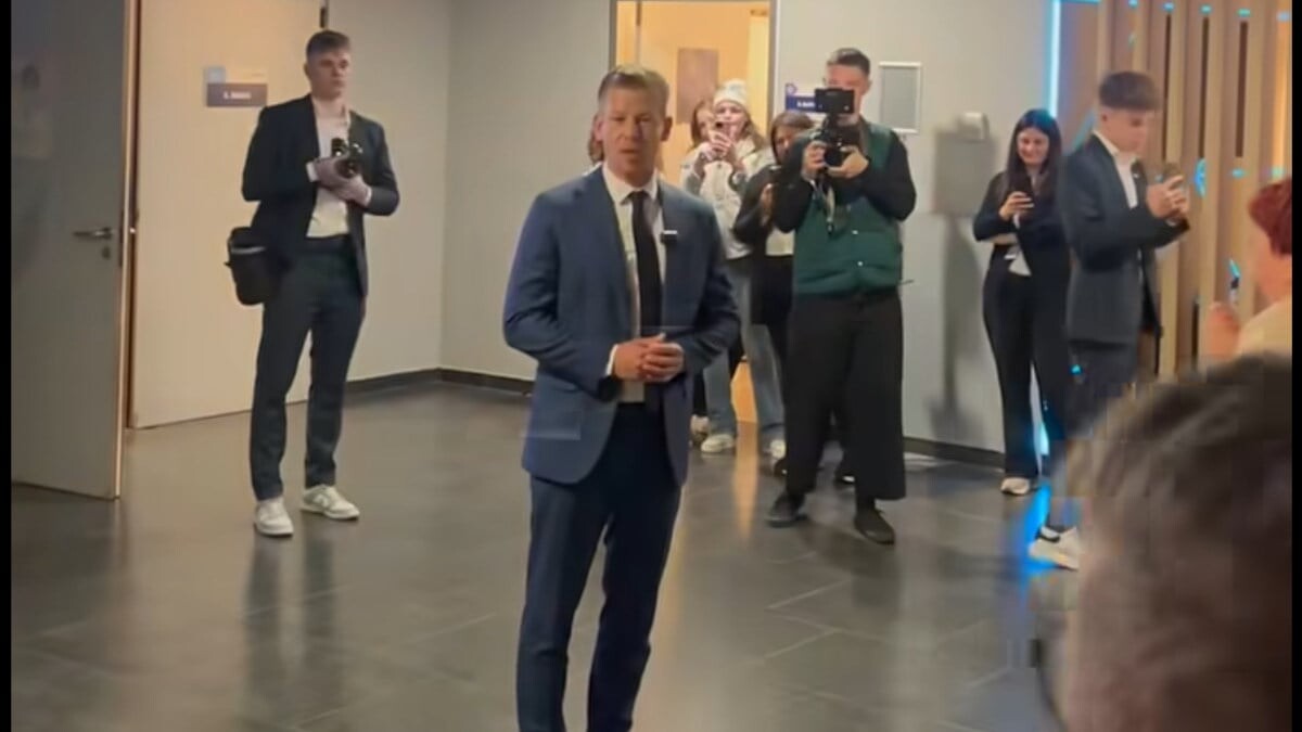 Taps fogadta Magyar Pétert az MTVA folyosóján – itt a videó