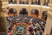 Megváltozik a parlamenti sajtótudósítás rendje – a Szuverenitásvédelmi Hivatal megszűnéséről is szavaznak