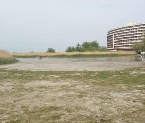 Apokaliptikus képek érkeztek a Balatonról, az Aranypart kiszáradt