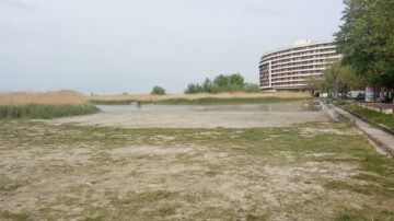 Apokaliptikus képek érkeztek a Balatonról, az Aranypart kiszáradt