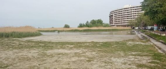 Apokaliptikus képek érkeztek a Balatonról, az Aranypart kiszáradt