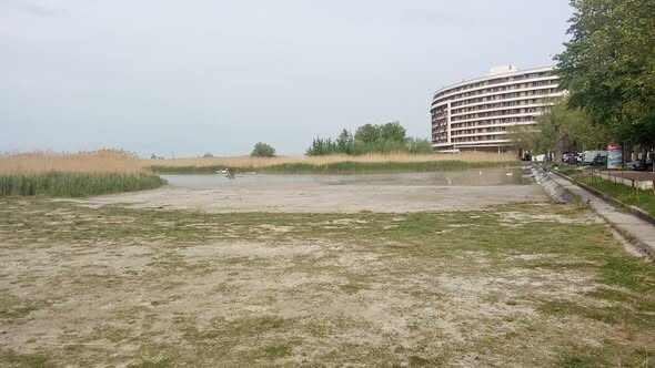 Apokaliptikus képek érkeztek a Balatonról, az Aranypart kiszáradt