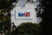 „Nem állunk kapcsolatban Nyasinellával” – Álhírt terjeszt a HírTV és az Origo a Szivárvány TV-ről
