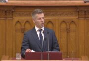 Magyar Péter a meghurcolt újságíróktól is bocsánatot kért beiktatási beszédében