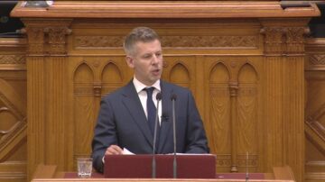 Magyar Péter a meghurcolt újságíróktól is bocsánatot kért beiktatási beszédében