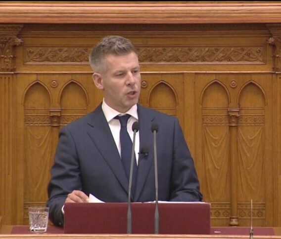 Magyar Péter a meghurcolt újságíróktól is bocsánatot kért beiktatási beszédében