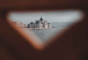 „A fővárosiaknak kell a hely” – a rendszerváltásról forgatnának, de nem engedik be őket a Parlament alakuló ülésére