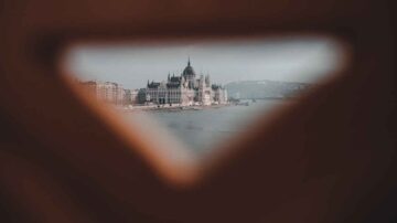 „A fővárosiaknak kell a hely” – a rendszerváltásról forgatnának, de nem engedik be őket a Parlament alakuló ülésére
