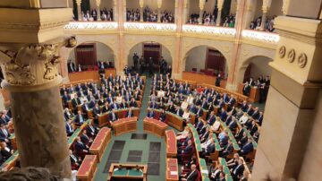Hiába a szakmai bírálatok: rejtett aknákkal fogadták el a médiatörvény módosítását