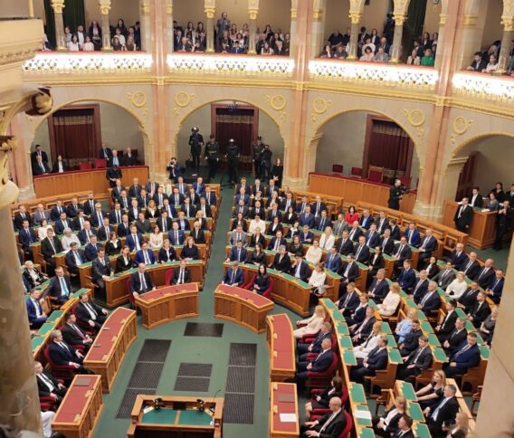 Hiába a szakmai bírálatok: rejtett aknákkal fogadták el a médiatörvény módosítását