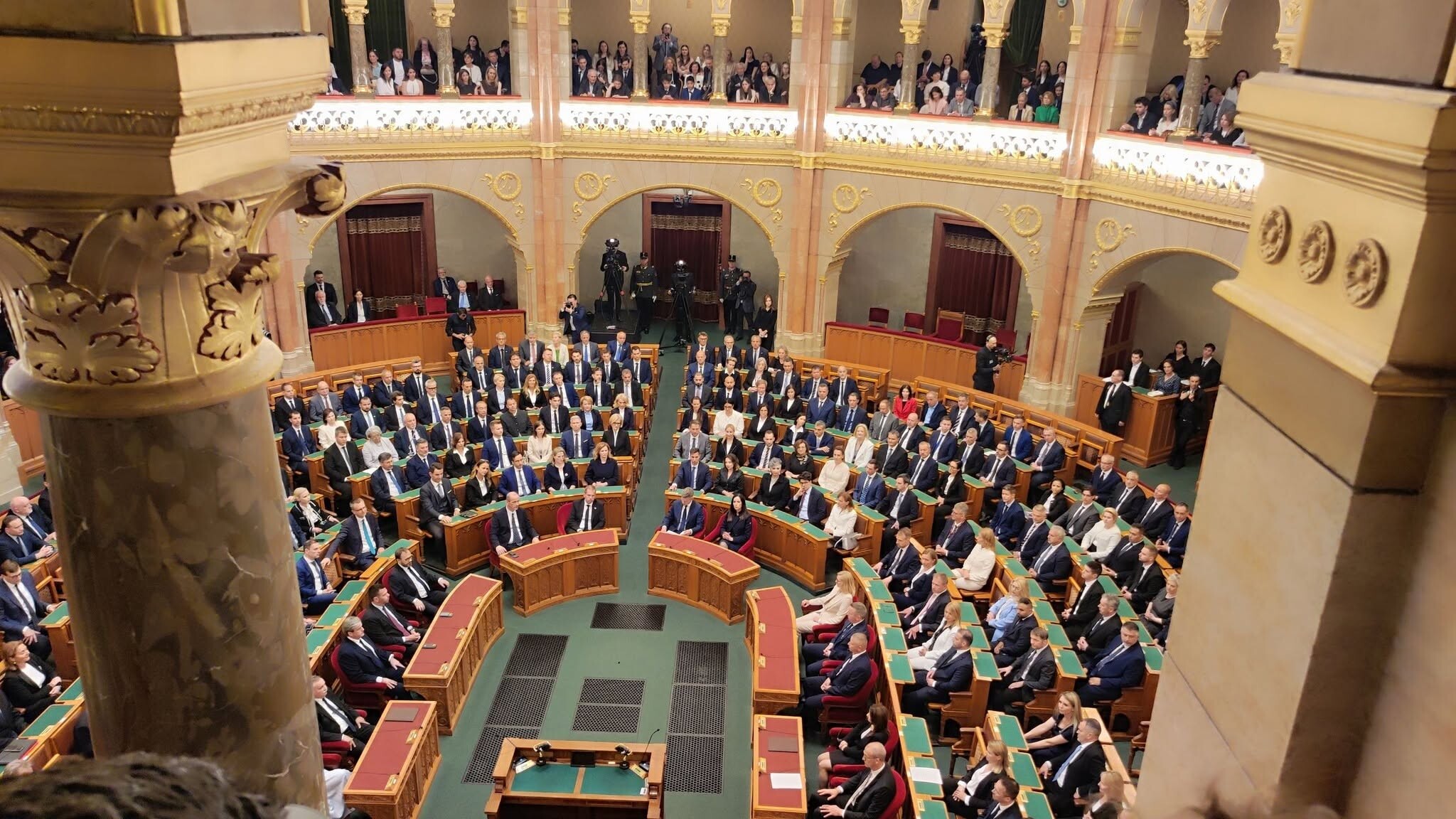 Hiába a szakmai bírálatok: rejtett aknákkal fogadták el a médiatörvény módosítását