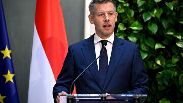 Magyar Péter felmentette az összes nemzetbiztonsági vezetőt