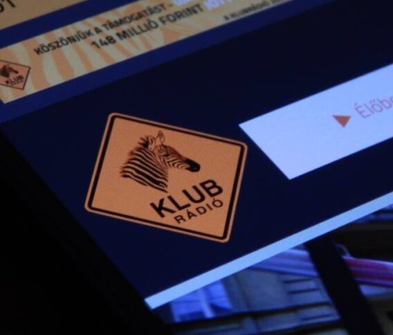 Hiába a jogerős uniós ítélet, egyelőre várnia kell a Klubrádiónak